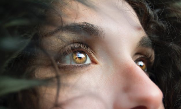 Découvrir la signification symbolique d’un nez qui gratte : une exploration spirituelle